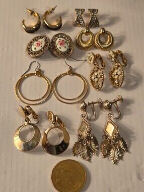 Vintage- Gold Tone Women's Earring Set - Lot .
